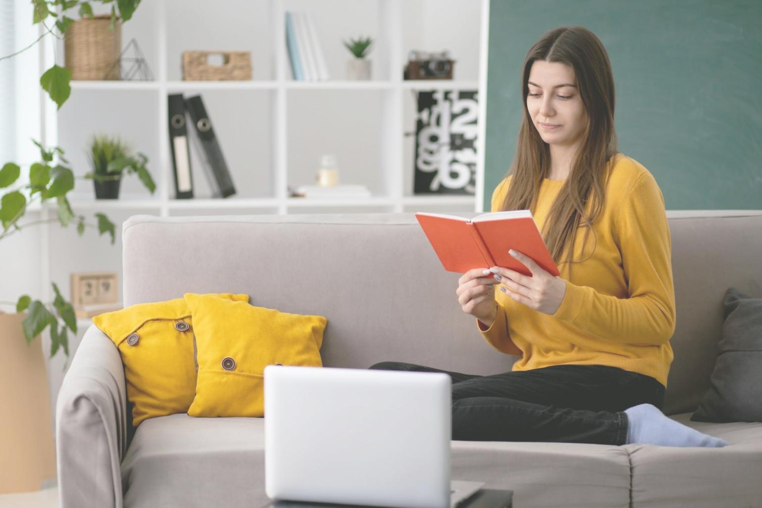 Équipe de professionnels collaborant sur une analyse financière