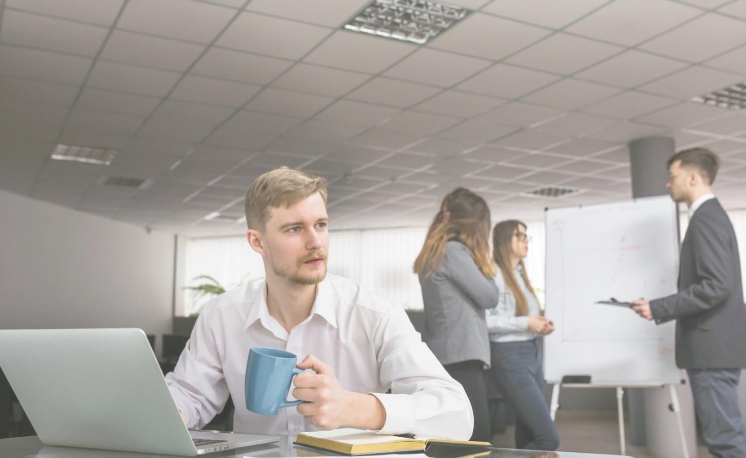 Professionnel analysant des données financières sur plusieurs écrans